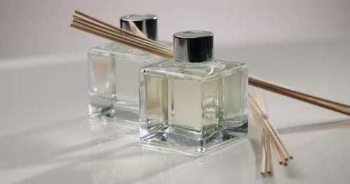 Bouteilles de diffusion d'arômes élégantes avec bâtonnets de parfum pour décoration intérieure