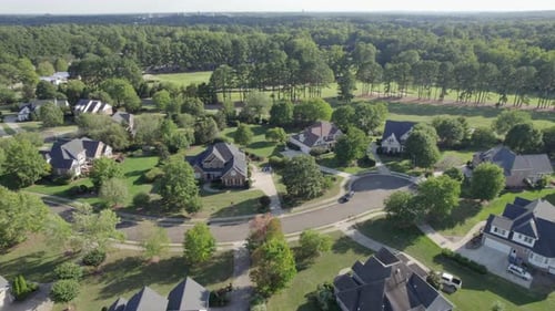 Luftdrohne über einem wohlhabenden Viertel in den USA. Golfplatz.