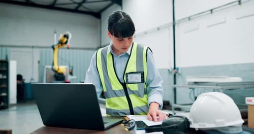 Laptop, Ingenieur und Bauarbeiterin vor Ort zur Recherche mit Wartungsprojekt