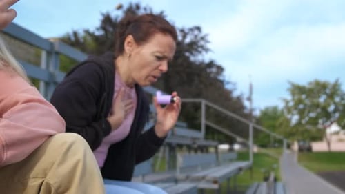Femme stressée assise par une adolescente fumeuse