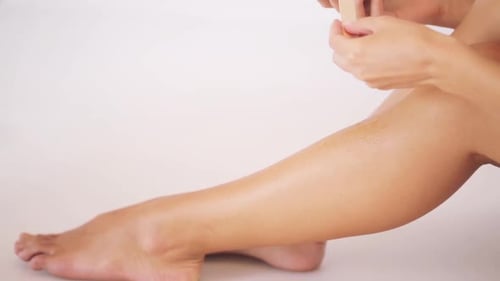 Konzept für Schönheit, Enthaarung, Epilation, Haarentfernung und Menschen - Schöne Frau mit