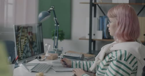 Homme et femme d'affaires faisant un appel vidéo en ligne avec un ordinateur discutant des affaires au bureau