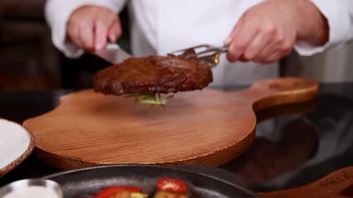 el chef prepara deliciosas carnes en el restaurante