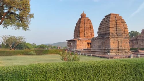 Les magnifiques temples en pierre de Pattadakal à ciel ouvert présentent une architecture intemporelle, mêlant