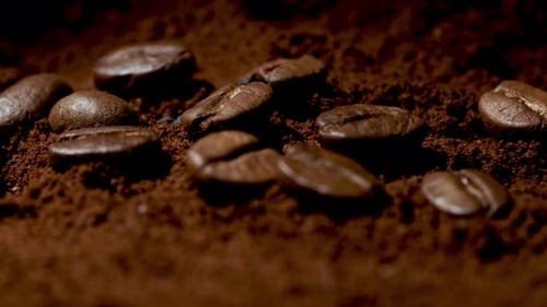 Geröstete Kaffeebohnen auf gemahlenem Kaffee