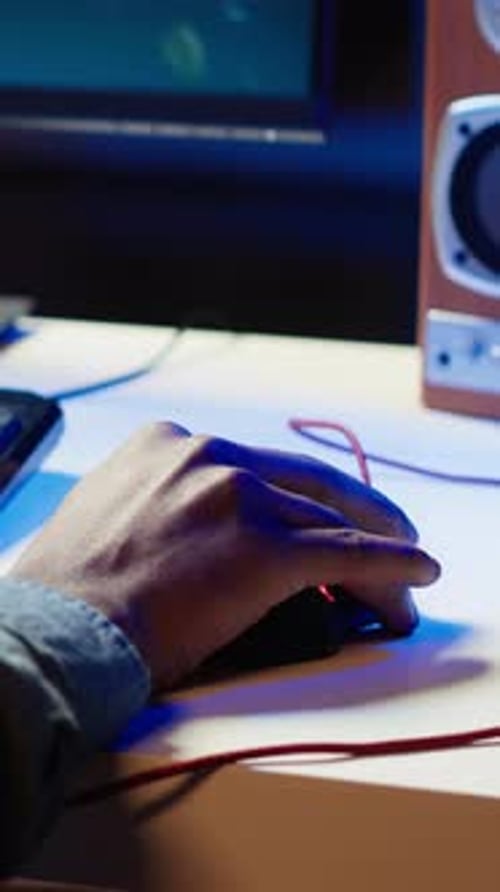 Teclado y ratón de vídeo verticales utilizados por jugadores que compiten en un videojuego multijugador en línea