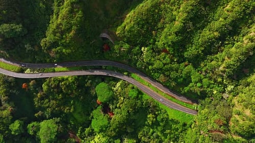 Zwei parallele Autobahnen, die die Berge überqueren