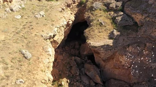 Vue aérienne de l'entrée d'une grotte mystérieuse et sombre