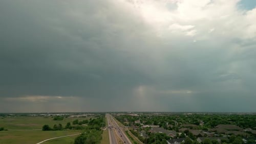 Imagem ampla de nuvens tempestuosas se formando no céu sombrio antes de fortes chuvas e raios sobre o subúrbio