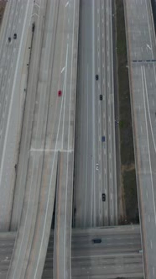 VUE AÉRIENNE : surveillance aérienne lente au-dessus de l'autoroute 110 avec peu de circulation automobile à Los Angeles, en Californie, le