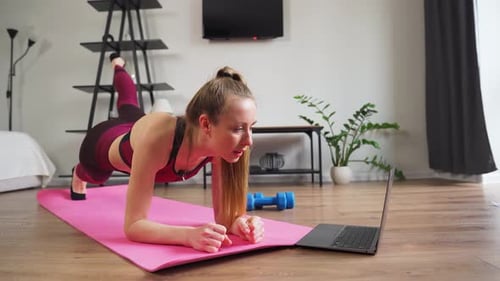 Fitnessstudio, Mädchen zu Hause, junge Frau beim Sport, Fitnesstraining in Sportkleidung, im Zimmer, Mattentraining