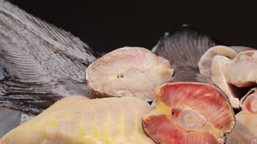 Frisches Störfischfilet auf dem Schreibtisch, Nahaufnahme, gebratenes, gesundes Essen, Konzept, Koch bereitet sich auf das Kochen vor