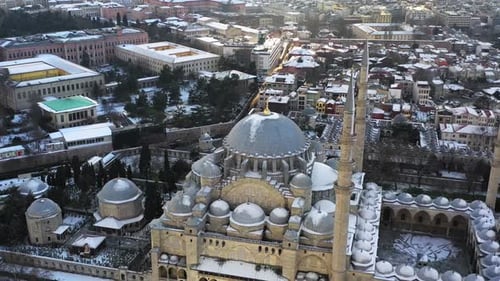 Luftaufnahme der schneebedeckten Moschee, Türkei.