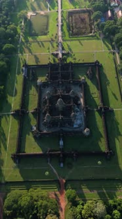 Survol aérien vertical inclinable au-dessus d'Angkor Wat, Siem Reap