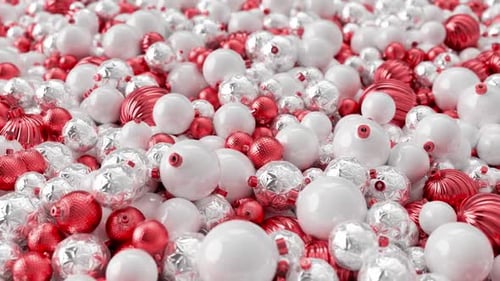 Muchos adornos para árboles de Navidad, la cámara volando sobre ellos, saltando como vivos.