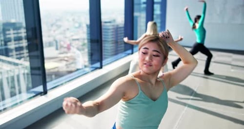 Contemporain, danse et femmes en studio pour des performances créatives, de la forme physique et de l'énergie en classe