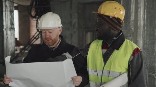 Especialistas discutindo obras de construção