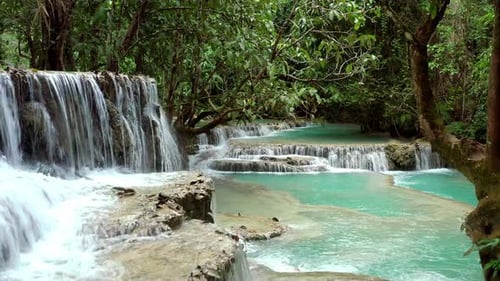 Wunderschöne klare Wasserfallkaskade im tropischen Regenwald, Kuang Si Falls in Luang Prabang, Laos