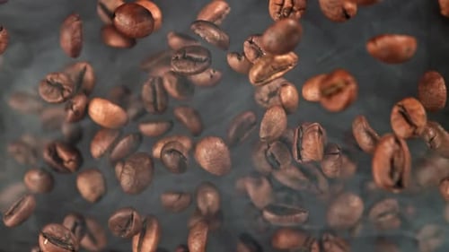 Superzeitlupen-Kaffeebohnen mit Rauch, gefilmt auf einer Hochgeschwindigkeitskamera mit 1000 Bildern pro Sekunde