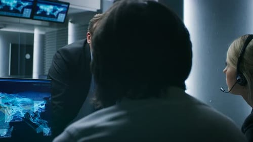 Die Dispatcher von Cyber Security Control sprechen mit einem Beamten des Heimatschutzes in der System Control//Mo