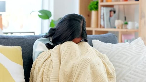 Jeune femme souffrant d'anxiété et de dépression, respirant pour calmer ses nerfs