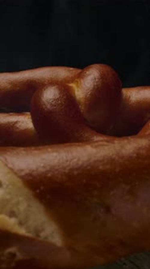 Vertical de pretzel caliente colocado sobre una mesa de madera