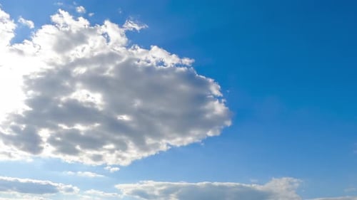 De magnifiques nuages légers sur fond de soleil rayonnant. Timelapse de la formation d'un paysage nuageux
lors d'une fantastique journée d'été.