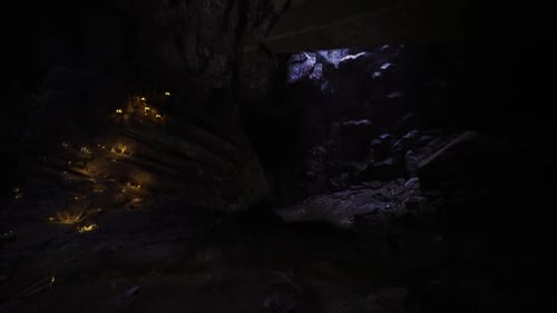 Cave Glow reflétait un espace souterrain silencieux illuminé par un faible clair de lune