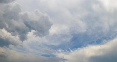 Les cumulus gris disparaissent sous l'effet du vent. Paysage nuageux de cirrus couvrant le ciel. Timelapse
.