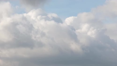 Weiße Wolken im Zeitraffer