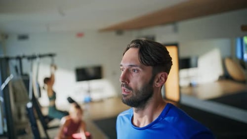 Esportista ativo correndo em esteira fazendo exercícios aeróbicos em closeup da academia