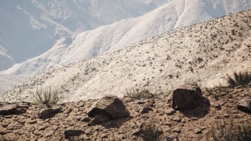 Explorez le terrain accidenté des montagnes du Pamir au Tadjikistan à l'aube