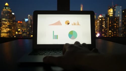 Anzeige von Geschäftsdiagrammen und Diagrammen im Hintergrund. Arbeiten am Laptop-Computertisch