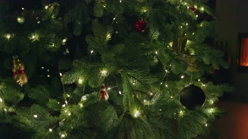Festliche Weihnachtsszene mit beleuchteten Ästen, funkelnden Ornamenten und verpackten Geschenken