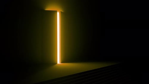Ouverture mystérieuse de la porte, révélant une lumière vive