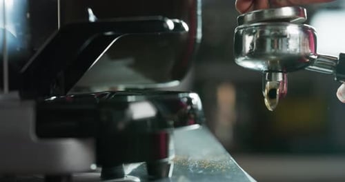 Makro der Hände eines Barkeepers beim Kaffeekochen mit der Kaffeemaschine in einer Bar.
Konzept