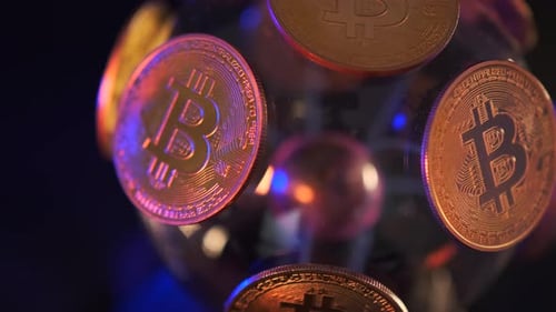 Pièces bitcoin brillantes sur rotation, boule transparente, investissements en cryptomonnaie blockchain