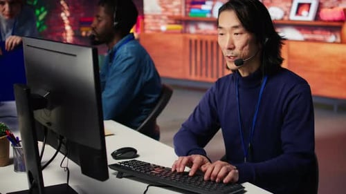 Joyous Senior Agent für technischen Support, der im Call Center-Büro arbeitet