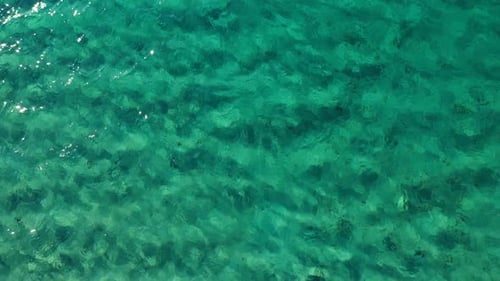 Ruhiger Hintergrund mit klarem Meerwasser. Ruhiger Meerwasser-Hintergrund. Luftaufnahmen eines perfekt kristallinen cl