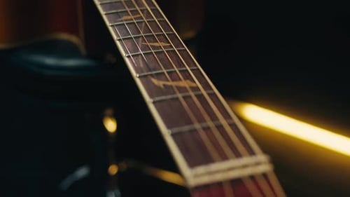 Nahaufnahme einer Akustikgitarre unter Musikgeräten im Musikstudio Nahaufnahme Streicher Schlagzeug Konzert oder
