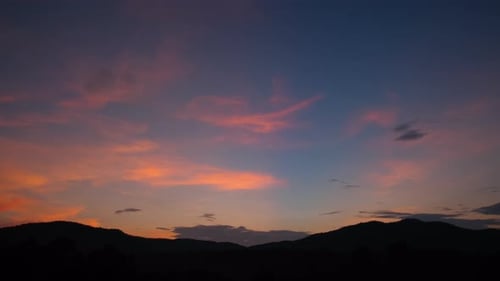 Dämmerungs- und Morgendämmerungshimmel mit Cumuluswolke im Zeitraffer in einem abendlichen 4K-Filmmaterial.