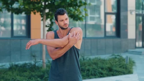 Hombre joven haciendo ejercicio al aire libre