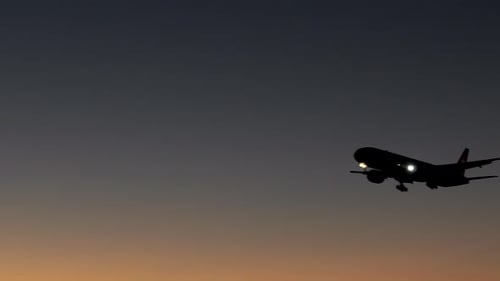 Kommerziell Flugzeug, das nach der Flugreise am Flughafen landet
