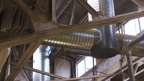 Industrie-, Herstellungs- und Produktionskonzept - Lüftungsrohrsystem in der Werkstatt oder