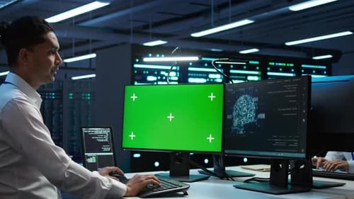Der Techniker verwendet einen austauschbaren Computermonitor für Arbeiten im Serverraum, um den Bildschirm auszutauschen