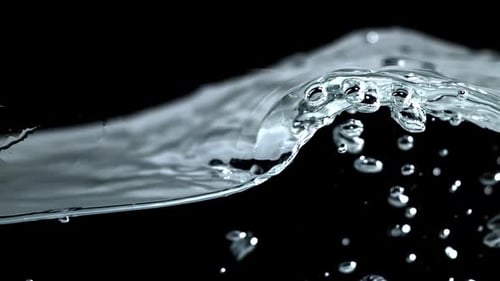 Superzeitlupen-Wasserwellen mit Luftblasen, gefilmt auf einer Hochgeschwindigkeitskamera mit 1000 Bildern pro Sekunde