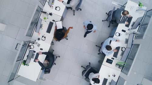 Vue aérienne par Drone de haut en bas d'un grand bureau d'entreprise très fréquenté avec deux rangées d'hommes d'affaires et d'entreprises