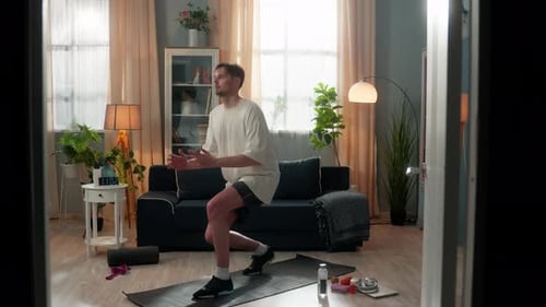 Aktiver sportlicher starker kaukasischer Mann Fitness Männlicher Athletischer Sportler Junger Mann macht nach vorne Ausfallschritte