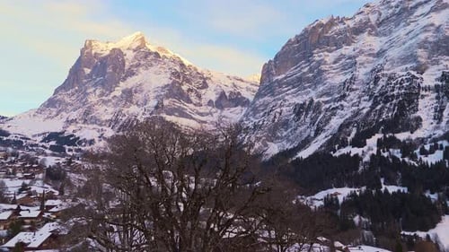 Montaña Wetterhorn y ciudad de Grindelwald en invierno: vista aérea de Suiza