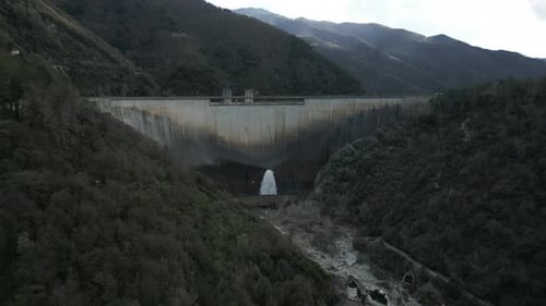 Luftaufnahme des Wasserdamms Presa Del Panta De Susqueda Erneuerbare Energien